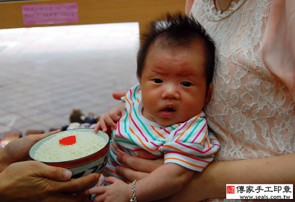 孫寶寶(新北永和區嬰兒寶寶滿月剃頭理髮、免費嬰兒剃胎毛儀式吉祥話)。中國風會場，爸媽寶貝免費穿「日中韓」古裝禮服。專業拍照、DVD光碟、證書。★購買「臍帶章、肚臍章、胎毛筆刷印章」贈送：剃頭、收涎、抓周，三選一。 2015.09.04 照片10